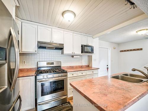 16 Christie Cres, Barrie, ON - Indoor Photo Showing Kitchen With Double Sink