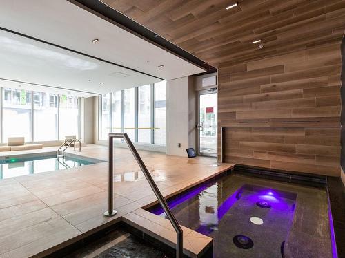 Hot tub - 315-738 Rue St-Paul O., Montréal (Ville-Marie), QC - Indoor Photo Showing Other Room With In Ground Pool