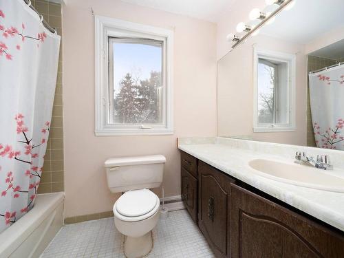 Salle de bains attenante Ã  la CCP - 337 Crois. Arlington, Beaconsfield, QC - Indoor Photo Showing Bathroom