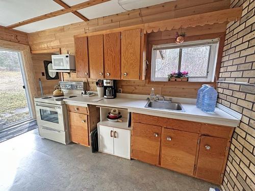 Lot 8 Walkinshaw Lake Road, Thunder Bay Unorganized, ON - Indoor Photo Showing Kitchen