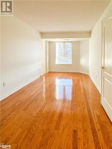 Bedroom featuring light hardwood floors - 16 Raglan Street E Unit# 211, Collingwood, ON - Indoor Photo Showing Other Room