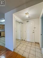 Entrance foyer with ceramic tile - 