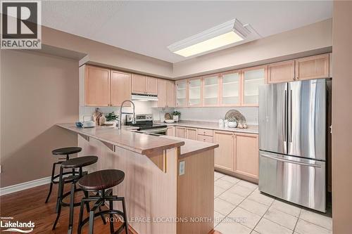 Kitchen with a breakfast bar area - 16 Raglan Street E Unit# 211, Collingwood, ON - Indoor Photo Showing Kitchen