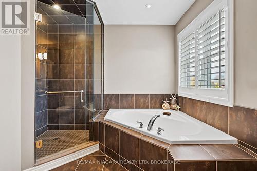 15 Auburn Court, Welland (773 - Lincoln/Crowland), ON - Indoor Photo Showing Bathroom