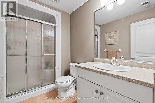 15 Auburn Court, Welland (773 - Lincoln/Crowland), ON - Indoor Photo Showing Bathroom