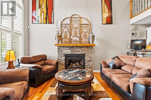 15 Auburn Court, Welland (773 - Lincoln/Crowland), ON - Indoor Photo Showing Living Room With Fireplace