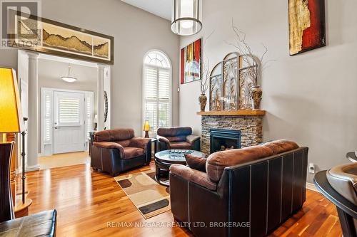 15 Auburn Court, Welland (773 - Lincoln/Crowland), ON - Indoor Photo Showing Living Room With Fireplace