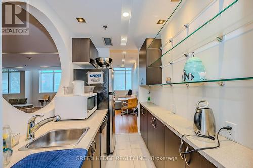 #213 - 3865 Lake Shore Boulevard W, Toronto, ON - Indoor Photo Showing Kitchen