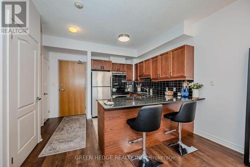 #213 - 3865 Lake Shore Boulevard W, Toronto, ON - Indoor Photo Showing Kitchen