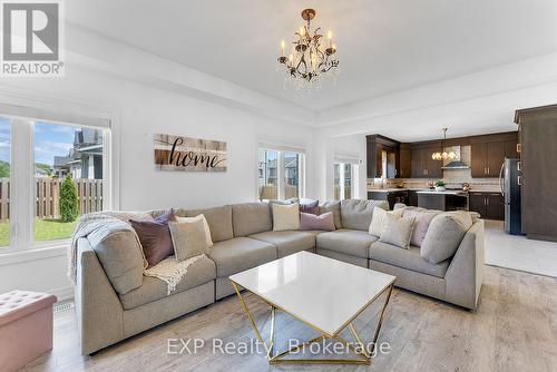 133 Lametti Drive N, Pelham, ON - Indoor Photo Showing Living Room