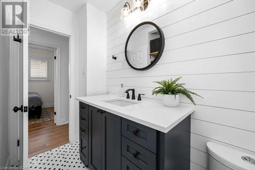 615 Turner Drive, Burlington, ON - Indoor Photo Showing Bathroom