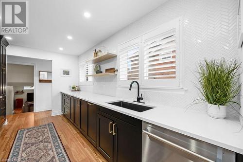 615 Turner Drive, Burlington, ON - Indoor Photo Showing Kitchen With Upgraded Kitchen