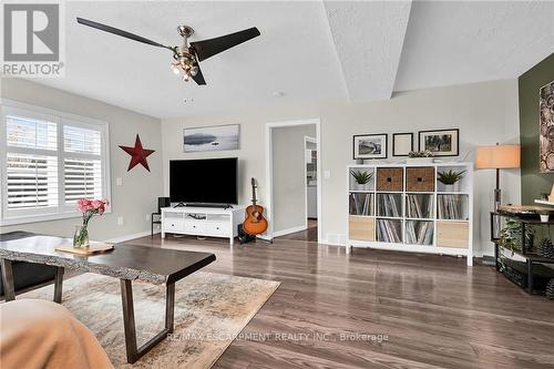 77 Argyle Street S, Haldimand, ON - Indoor Photo Showing Living Room