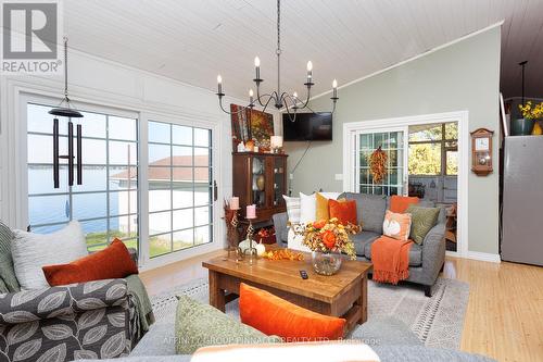 271 Snug Harbour Road, Kawartha Lakes (Lindsay), ON - Indoor Photo Showing Living Room