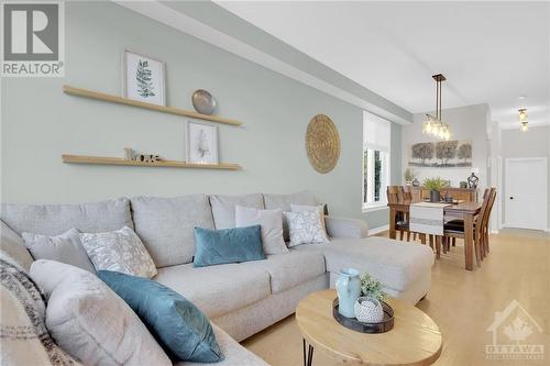 173 Mojave Crescent, Stittsville, ON - Indoor Photo Showing Living Room