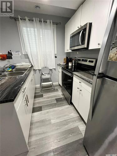 333 S Avenue S, Saskatoon, SK - Indoor Photo Showing Kitchen With Double Sink