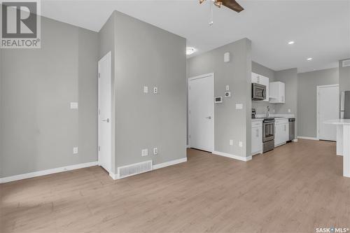 B 3905 James Hill Road, Regina, SK - Indoor Photo Showing Kitchen