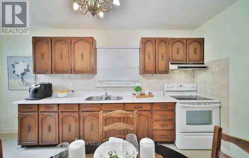 82 Oxford Street, Richmond Hill, ON - Indoor Photo Showing Kitchen With Double Sink