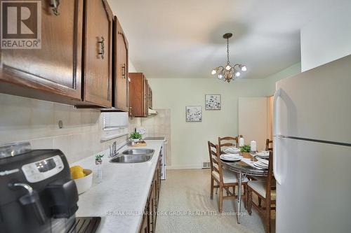 82 Oxford Street, Richmond Hill, ON - Indoor Photo Showing Kitchen With Double Sink