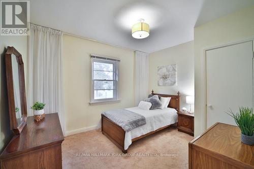 82 Oxford Street, Richmond Hill, ON - Indoor Photo Showing Bedroom