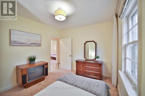 82 Oxford Street, Richmond Hill, ON - Indoor Photo Showing Bedroom