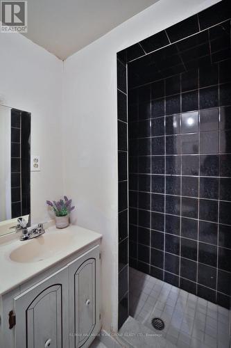 82 Oxford Street, Richmond Hill, ON - Indoor Photo Showing Bathroom