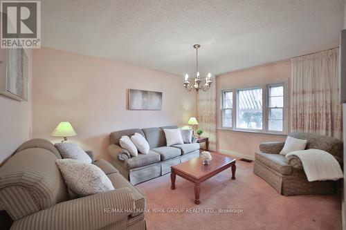 82 Oxford Street, Richmond Hill, ON - Indoor Photo Showing Living Room