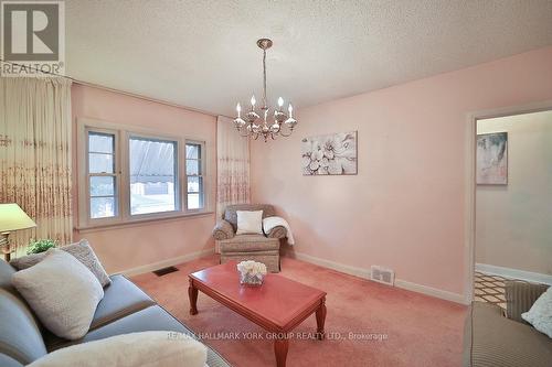 82 Oxford Street, Richmond Hill, ON - Indoor Photo Showing Living Room