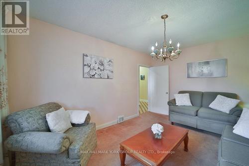 82 Oxford Street, Richmond Hill, ON - Indoor Photo Showing Living Room