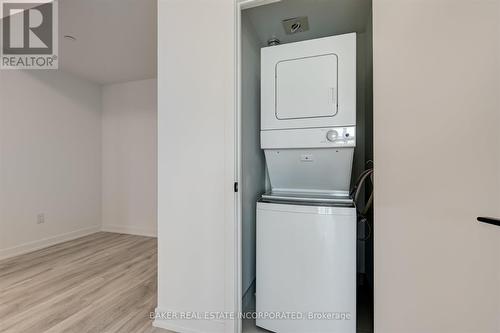 1105 - 220 Missinnihe Way, Mississauga, ON - Indoor Photo Showing Laundry Room