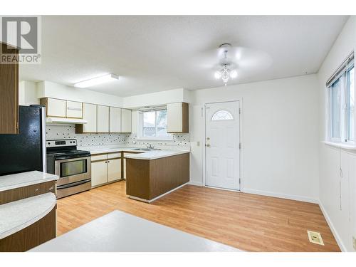 2262 Aberdeen Street N, Kelowna, BC - Indoor Photo Showing Kitchen