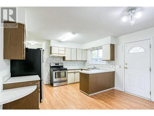 2262 Aberdeen Street N, Kelowna, BC - Indoor Photo Showing Kitchen