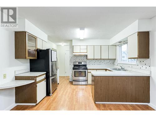 2262 Aberdeen Street N, Kelowna, BC - Indoor Photo Showing Kitchen With Double Sink