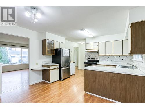 2262 Aberdeen Street N, Kelowna, BC - Indoor Photo Showing Kitchen With Double Sink