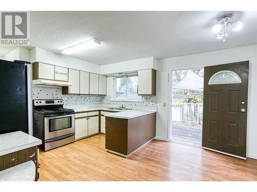 2262 Aberdeen Street N, Kelowna, BC - Indoor Photo Showing Kitchen With Double Sink