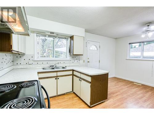 2262 Aberdeen Street N, Kelowna, BC - Indoor Photo Showing Kitchen With Double Sink