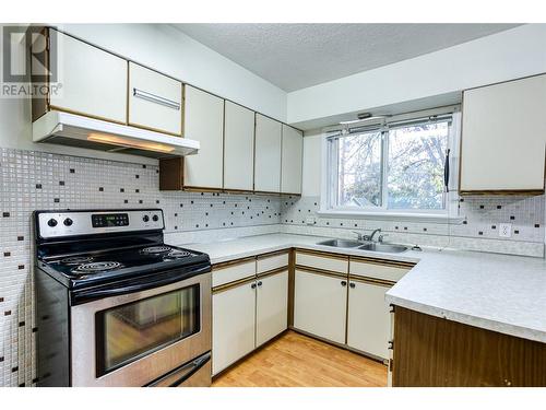 2262 Aberdeen Street N, Kelowna, BC - Indoor Photo Showing Kitchen With Double Sink