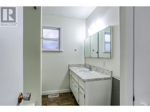 2262 Aberdeen Street N, Kelowna, BC - Indoor Photo Showing Bathroom