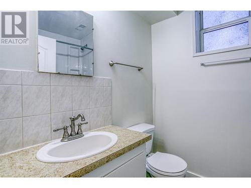 2262 Aberdeen Street N, Kelowna, BC - Indoor Photo Showing Bathroom