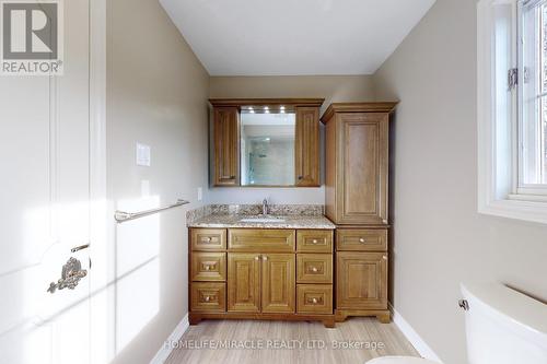 8166 Appleby Line, Milton, ON - Indoor Photo Showing Bathroom