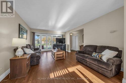 32 Morningside Drive, Hamilton, ON - Indoor Photo Showing Living Room