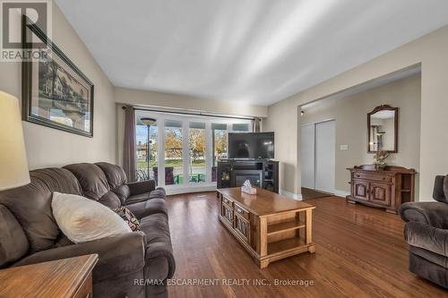 32 Morningside Drive, Hamilton, ON - Indoor Photo Showing Living Room