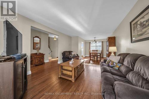 32 Morningside Drive, Hamilton, ON - Indoor Photo Showing Living Room