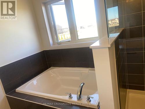 25 Velvet Way, Thorold, ON - Indoor Photo Showing Bathroom