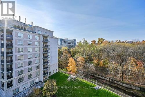 601 - 3000 Creekside Drive, Hamilton, ON - Outdoor