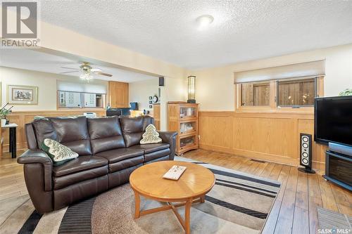 26 Kindrachuk Crescent, Saskatoon, SK - Indoor Photo Showing Living Room