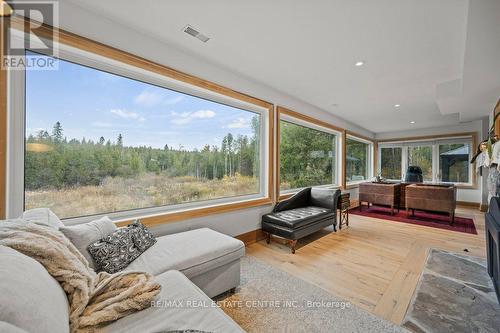 13567 2Nd Line, Milton, ON - Indoor Photo Showing Living Room