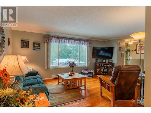 64 Moller Road, Fruitvale, BC - Indoor Photo Showing Living Room