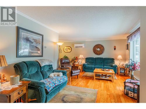 64 Moller Road, Fruitvale, BC - Indoor Photo Showing Living Room