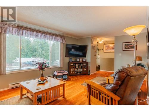 64 Moller Road, Fruitvale, BC - Indoor Photo Showing Living Room